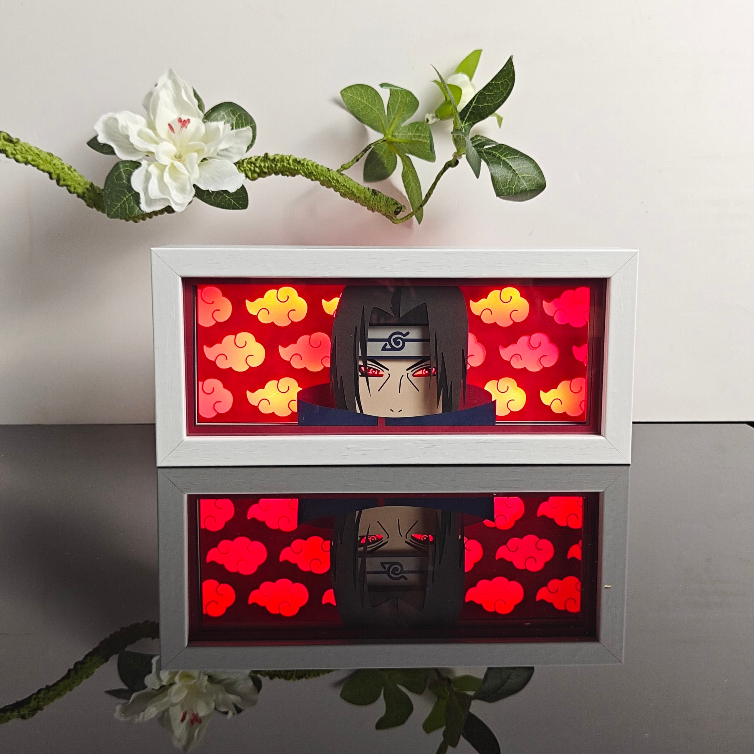 Lampada light box Itachi Akatsuki accesa, Naruto